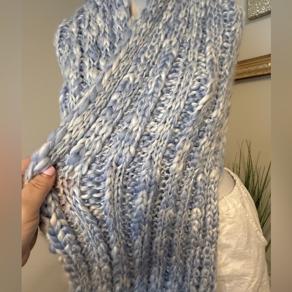 GAP Blue And White Chunky Knit Scarf With Fringe Tassels NWT - Picture 5 of 6